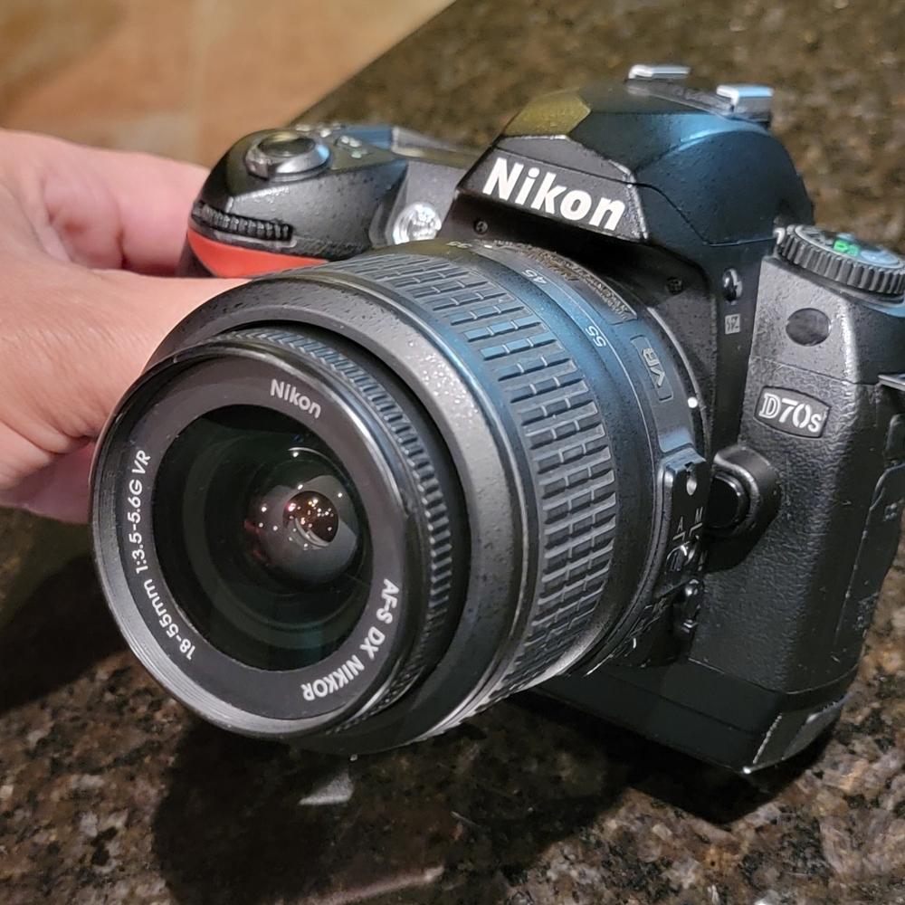 NIKON D70S NIKKOR 15-55mm DSLR Camera